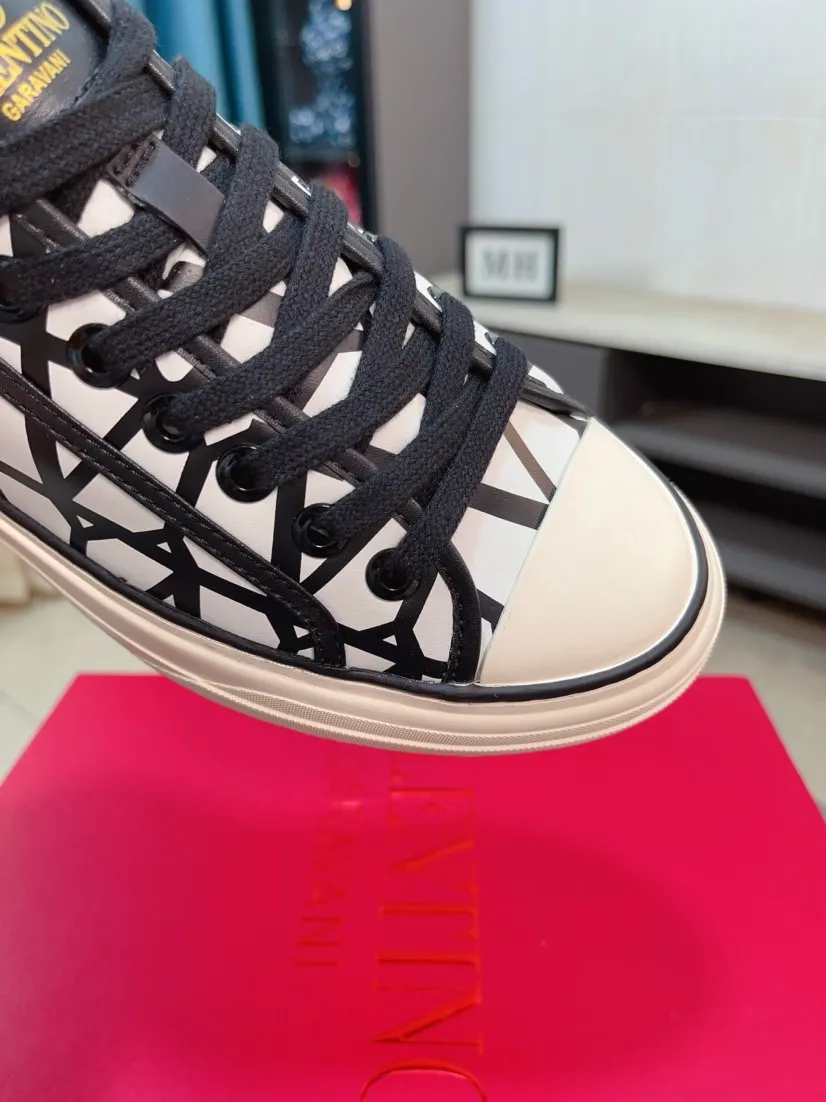 Men's shoes 💰500🌸🌸[Valentino] Couple model, official website 1:1 replica, fashionable casual men's shoes 🔜The upper is made of imported high-quality original special upper sheepskin lining, the upper foot is very stylish, personalized fashionable rubber wear-resistant outsole, size: 35-44 (45 can be customized)
